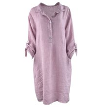 Skovbjerg Collection – Kjole Cecilia Hør Rosa Elegant og blød kjole i eksklusiv hør, her i en smuk rosa farve Kjolen er designet med en klassisk skjortekrave, stolpelukning med fire knapper og lange ærmer, der kan rulles op og fastgøres med en knap. De rummelige lommer tilføjer både funktionalitet og et afslappet touch. Modellen har en længde på ca. 96 cm og et brystmål på 120 cm, hvilket sikrer en behagelig og flatterende pasform. Materiale: 100 % Hør.