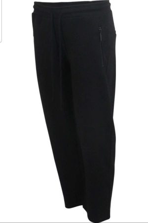 Ofelia Pirat Siri Black Skønne sorte pirat bukser. Designet er klassisk Ofelia pirat buks med lynlås ved lommer, nemt at bruge både på job og mere festlige lejligheder. Kvalitet: 70 % Viskose 20 %  Polyester 5 % Elastan