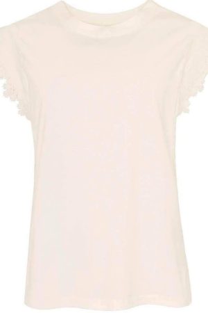 Ofelia T-shirts Off White Enkel og feminin T-shirt med fine detaljer.  Lys off white t-shirts let og afslappet, falder flot langs kroppen Rund hals udskæring. Korte cap-ærmer med dekorative flæser, der giver et blødt og elegant udtryk. Enkel, klassisk og alsidig. Flæsedetaljerne gør T-shirten mere feminin end en almindelig basis-T-shirt. Den vil passe godt sammen med: Jeans for et afslappet hverdagslook. En nederdel for et mere elegant udtryk. Blazer og habitbukser til et pænt, men afslappet outfit. Samlet set fremstår det som en tidløs basis-T-shirt med flæseærmer, der tilfører et let og feminint præg. Materialet er let og åndbart, hvilket gør det ideelt til både hverdag og festlige sammenkomster. 100 % bomuld
