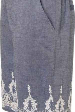 Ofelia Shorts Tova Blue Shorts i grå med meleret struktur. De går til knæet eller lige over knæet. Elastisk linning, som giver en behagelig pasform. Skrålommer i siderne. 100 % bomuld som egner sig godt til varmt vejr. Nederst på benene er der en dekorativ hvid blondebrodering med blomster- og bladmønster, som giver shortsene et feminint og elegant udtryk. Disse shorts vil passe godt sammen med en enkel hvid top eller T-shirt og sandaler eller sneakers til en afslappet sommerstil. Mærket Ofelia er et mærke der bager præg af den generelle hverdagstøj som kan vendes til festtøj med kun et par få tricks. Med de forskellige items fra Ofelia har du mulighed for at tilføje nogle flotte smykker. Derudover kan du også udskifte dine sko så du er klar til en cocktailbar, eller kontoret.