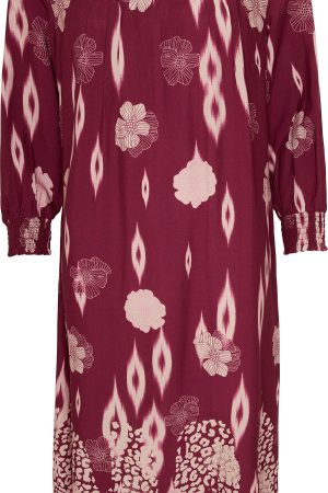Ofelia Kjole Laura Plum Combi Flot og feminin stilfuld kjole med et klassisk twist. Den er lavet i 100 % Viskose mi en flor plum farve. med blomster motiv Pasformen er løs og behagelig ,så den falder flot og giver god bevægelsesfrihed. De 3/4 ærmer gør den perfekt til varmere dage, eller du kan style den med en langærmet bluse under, når det er køligere.