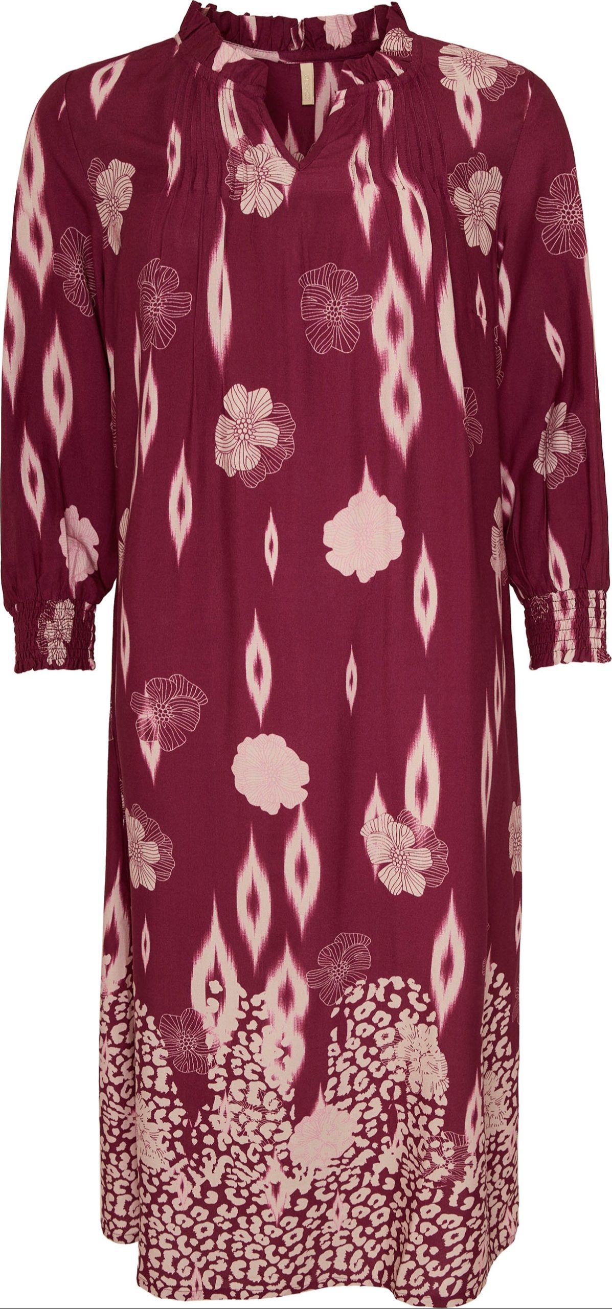 Ofelia Kjole Laura Plum Combi Flot og feminin stilfuld kjole med et klassisk twist. Den er lavet i 100 % Viskose mi en flor plum farve. med blomster motiv Pasformen er løs og behagelig ,så den falder flot og giver god bevægelsesfrihed. De 3/4 ærmer gør den perfekt til varmere dage, eller du kan style den med en langærmet bluse under, når det er køligere.