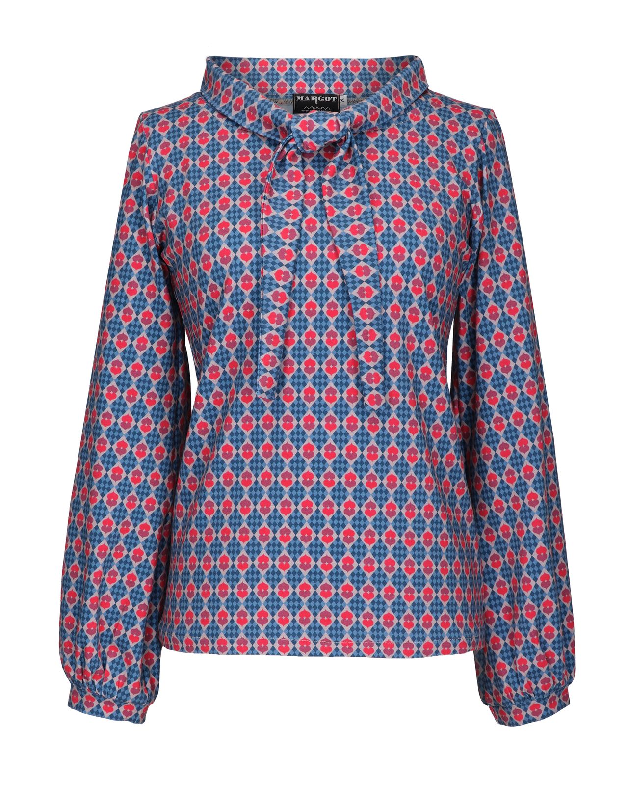 Margot Bluse Royalty Blusen har et feminint, retroinspireret design med fine detaljer og et elegant mønster. Den let figursyede pasform sidder flot uden at stramme og kan styles både løst eller stukket ned i en nederdel eller et par bukser. Den høje ståkrave giver et sofistikeret udtryk, og foran er blusen afsluttet med et bindebånd, der kan bindes til en sløjfe eller bæres løst for et mere afslappet look. De lange ærmer med let volumen og blød rynkning ved håndleddene understøtter blusens klassiske og elegante udtryk. Små grafiske motiver i rød og pink på en blå, ternet baggrund skaber et tydeligt vintagepræg samt et livligt, men harmonisk udtryk. Kombinationen af blå nuancer med pink og rød giver blusen et friskt og feminint look med masser af personlighed. Blusen er alsidig og kan bruges både til hverdag og ved mere festlige lejligheder. Den passer godt til: Mørkeblå jeans for et afslappet, men stilfuldt hverdagslook. Marineblå, røde eller bordeaux bukser for et farvekoordineret outfit. En ensfarvet nederdel i blå eller pink nuancer for et mere elegant udtryk. En blazer eller cardigan i marineblå, grå eller bordeaux på kølige dage.