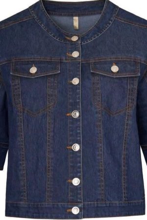Ofelia Jakke Disa Ensfarvet Cowboy jakke med fine detaljer, som giver et roligt og tidløst look. Jakken er kraveløs med rund hals, der gør den enkel at style med T-shirts eller skjorte inden under. Ofelia Jakke Disa er en mørkeblå denim, fin klassisk model, med 3/4 ærmer med vidde velegnet til efterår med en langærmet t-shirts eller skjorte. Denne fine jakke er med knapper og 2 brystlommer med sølvfarvet knapper. Denne cowboy jakke er en kort model