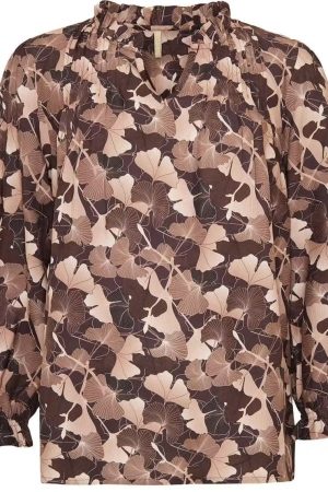 Ofelia Bluse Laura Brown Combi Blad mønsteret bluse i brune nuance, som er roligt og tidløst. Blusen har flæsekrave, der går ud i en V udskæring hvilket understreger det elegante design. Blusen har lange ærmer og smock-elastik ved manchetterne, som giver volumen og en behagelig pasform. Skjorten velegnet til både hverdagsbrug og mere elegante anledninger. Skjorten kan styles med mørke jeans for et afslappet, sofistikeret look eller med en nederdel eller pæne bukser for et mere klassisk og elegant outfit. De brune farver gør den nem at kombinere med både lyse og mørke nuancer. Ofelia forener funktionalitet og stil i alsidige designs.