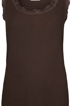 Ofelia Top Issa Brun Ribbet top med blondekant i farve brun Elegant design kombineret med komfort fra Ofelia og en flatterende pasform, der fremhæver den feminine silhuet. Toppen har en flot riblignende vævning i stoffet samt små, fint vævede blonder ved hals og arme med bølgende kant. Den er designet til at passe perfekt til enhver lejlighed, fra afslappede udflugter til mere formelle begivenheder, og er et uundværligt element i din kollektion. Ofelia top Issa er fremstillet i en førsteklasses polyesterblanding, som sikrer både holdbarhed og en blød følelse mod huden. Materialet er let og åndbart, hvilket gør det ideelt til både hverdag og festlige sammenkomster. 65 % polyester 30 % Viskose 5 % Elastan