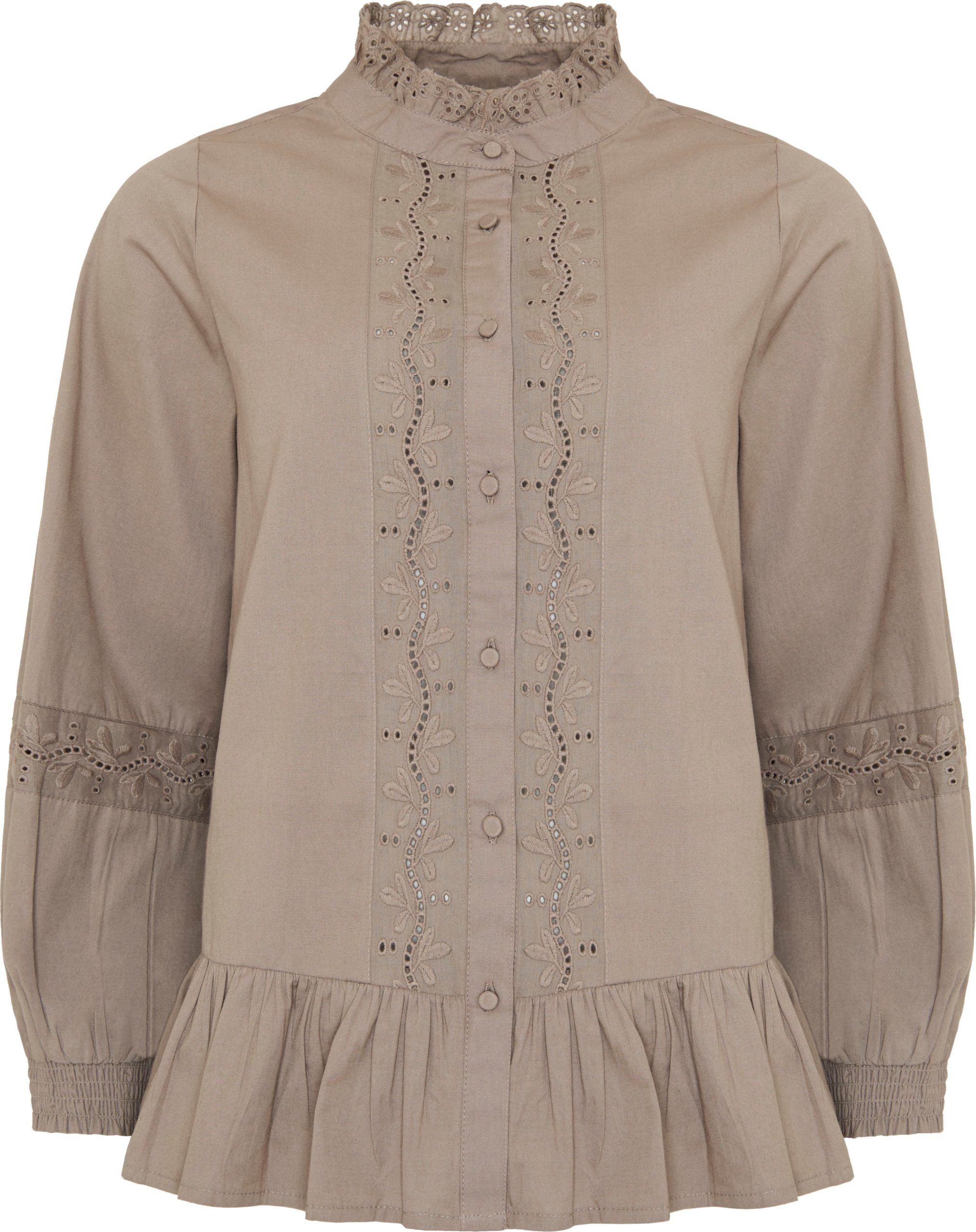 Ofelia Skjorte Jera Latte Ensfarvet lys taupe/beige nuance, som giver et roligt og tidløst look. Skjorten har en høj flæsekrave med broderie anglaise, der tilfører et raffineret og vintage-inspireret præg. Den lukkes med stofbetrukne knapper langs fronten, hvilket understreger det elegante design. På forstykket er der lodrette broderede paneler med hulbroderi, som skaber struktur og et eksklusivt udtryk. De lange ærmer har en let ballonform med broderede detaljer over albuen og smock-elastik ved manchetterne, som giver volumen og en behagelig pasform. Nederst afsluttes skjorten med en påsyet flæsekant, der tilfører let vidde og en feminin silhuet. Skjorten velegnet til både hverdagsbrug og mere elegante anledninger. Skjorten kan styles med mørke jeans for et afslappet, sofistikeret look eller med en nederdel eller pæne bukser for et mere klassisk og elegant outfit. De neutrale farver gør den nem at kombinere med både lyse og mørke nuancer.
