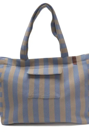 Lot83 Beach taske Lys blå striber 13 Fuldfør dit look med en Lyseblå/beige stribet beach taske / weekend , en uovertruffen taske. Den kan bruges til alt lige fra en shoppetur til at have med på din rejse som håndbagage. Den er stor og rummelig. Målene er 35 cm høj og 43 cm lang. Smid den over skulderen, og cykl ud i det blå.