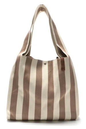 Lot83 Shopper brun Loïs 23 Fuldfør dit look med en brun/beige-stribet shopper Loïs, en uovertruffen taske. Den kan bruges til alt lige fra en shoppetur til at have med på din rejse som håndbagage. Den er stor og rummelig. Målene er 50 høj og 40 lang. Smid den over skulderen, og cykl ud i det blå.