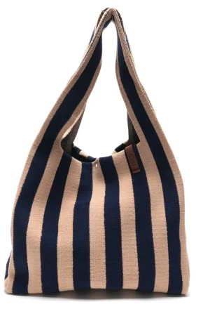 Lot83 Shopper Sort Loïs 45 Fuldfør dit look med en sort/beige-stribet shopper Loïs, en uovertruffen taske. Den kan bruges til alt lige fra en shoppetur til at have med på din rejse som håndbagage. Den er stor og rummelig. Målene er 50 høj og 40 lang. Smid den over skulderen, og cykl ud i det blå.
