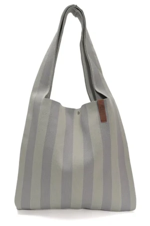 Lot83 Shopper Grå Loïs 63 Fuldfør dit look med en Grå/beige-stribet shopper Loïs, en uovertruffen taske. Den kan bruges til alt lige fra en shoppetur til at have med på din rejse som håndbagage. Den er stor og rummelig. Målene er 50 høj og 40 lang. Smid den over skulderen, og cykl ud i det blå.