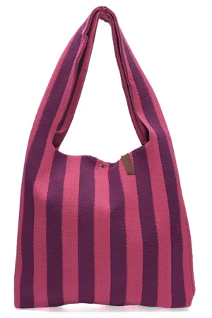 Lot83 Shopper Blomme Loïs 139 Fuldfør dit look med en Blomme /pink-stribet shopper Loïs, en uovertruffen taske. Den kan bruges til alt lige fra en shoppetur til at have med på din rejse som håndbagage. Den er stor og rummelig. Målene er 50 høj og 40 lang. Smid den over skulderen, og cykl ud i det blå.