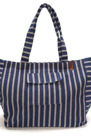 Lot83 Beach taske Blå striber Fuldfør dit look med en Blå stribet beach taske / weekend , en uovertruffen taske. Den kan bruges til alt lige fra en shoppetur til at have med på din rejse som håndbagage. Den er stor og rummelig. Målene er 35 cm høj og 43 cm lang. Smid den over skulderen, og cykl ud i det blå.