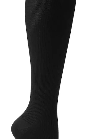 Supcare Flystøttestrømper Åben Tå Sort En komfortabel flystøttestrømper med åben tå fra SupCare i kompressionsklasse 1 (15-21 mmHg). Microfiber er kendt for sin ultrabløde overflade. Strømpen er behagelig og god til flyrejser, længerevarende stående eller siddende arbejde samt forebyggelse af åreknuder og træthed i ben og fødder. Kompression: 15-21 mmHg Materiale: 90% Polyamid, 10% Elastan Vaskes ved 30 grader. Må ikke tørretumblers.