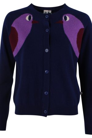 Danefæ Cardigan Deep Blue Bird Danefø Cardigan i Merino uld er den perfekte valg til din efterårs- og vintergarderobe. Smuk blå farve med et smukt mønster af fugle 100% merinould Den fine cardigan har rund hals, ribkanter og knaplukning, der gør den anvendelig i de fleste sammenhænge, og den fine farve og det søde design giver et elegant vinterlook.