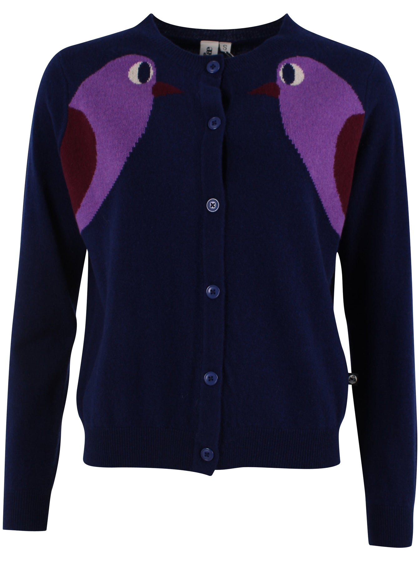 Danefæ Cardigan Deep Blue Bird Danefø Cardigan i Merino uld er den perfekte valg til din efterårs- og vintergarderobe. Smuk blå farve med et smukt mønster af fugle 100% merinould Den fine cardigan har rund hals, ribkanter og knaplukning, der gør den anvendelig i de fleste sammenhænge, og den fine farve og det søde design giver et elegant vinterlook.