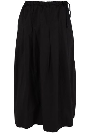 Danefæ Nederdel Daneminna Black Smuk poplin nederdel med bindebånd i taljen så kan du selv justerer bredden der kombinerer komfort og stil. Praktiske, rummelige lommer Lukkes med lynlås bagpå for et elegant finish. Denne nederdel er fremstillet i en lækker poplin bomulds kvalitet, der sikrer en fantastisk pasform og klæder alle kropstyper. Perfekt til både hverdag og festlige lejligheder. Style den med strømpebukser på kølige dage eller med bare ben, når solen skinner. og brug en af de stribede bulser du også finder her på shoppen fra danefø Materiale: 100 % bomuld