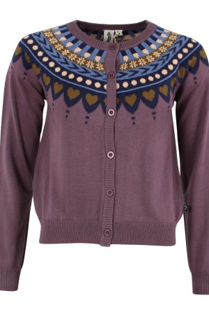 Danefæ Cardigan Danesweetheart Danesweetheart cardigan er den perfekte valg til din efterårs- og vintergarderobe. Den finestw nordiske mønsterer i 100% bomuld, der giver dig både komfortabelt og smart look på de kolde dage. Cardiganen er i en plum farve med nordisk mønster over brystet. Lange ørmer oh gennemknappes, og har rund hals, hvilket giver et elegant udtryk og let at style med et par jeans eller nederdel.