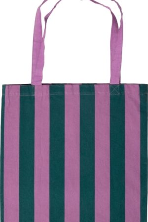 AUmaison Mulepose Violet Petrol Fuldfør dit look med en Violet / Petrol mulepose fra AUmaison en uovertruffen Mulepose med hank, lige til at tage med ud og handle eller til dit bankogrej når du skal afsted til en banko aften. Den kan bruges til alt. Den er stor og rummelig. Målene er 40 x 40 cm lang. Smid den over skulderen, og cykl ud i det blå.