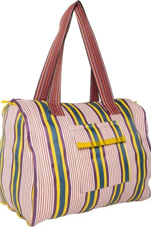 AUmaison Taske Gul Blå Lilla Fuldfør dit look med denne farverige taske fra AUmaison. Brug den til weekend ture eller som håndbagage eller til lige hvad du har lyst til. Den kan bruges til alt. Den er stor og rummelig. Målene er 57 x 37 x 18 cm Smid den over skulderen, og cykel ud i det blå.
