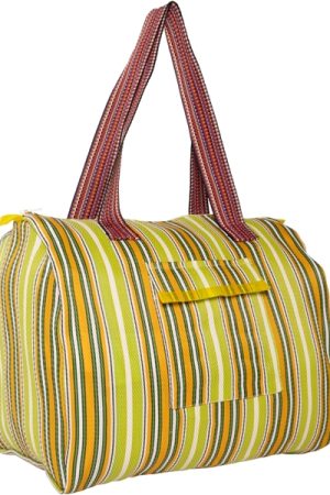 AUmaison Taske Grøn Gul Fuldfør dit look med denne farverige taske fra AUmaison. Brug den til weekend ture eller som håndbagage eller til lige hvad du har lyst til. Den kan bruges til alt. Den er stor og rummelig. Målene er 57 x 37 x 18 cm Smid den over skulderen, og cykel ud i det blå.
