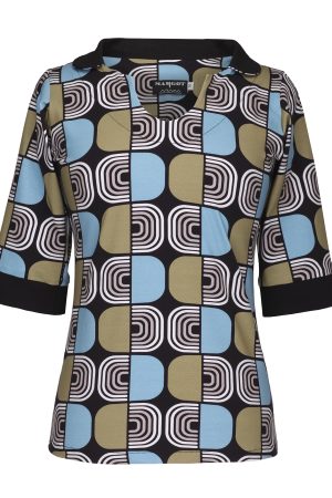 Margot Bluse Larsa Printet er et grafisk retroprint med et tydeligt 60’er/70’er-præg. Margot beskrivet geometrisk retroprint i sort, lys army og lyseblå Dyb sort som grundfarve, som giver printet en markant base. 3/4 ærmer med sort ærmeafslutning. Sort krave med buet udskæring Farverne støvet lyseblå og army/olivengrøn skaber kontrast uden at blive neonagtige. Printet er bygget op i et regelmæssigt ternettet/Glitteragtigt mønster med afrundede hjørner. Nogle felter indeholder koncentriske, cremefarvede Bue-/C-formet linier, som giver en optisk effekt og bryder de ensfarvede felter. Det interessante er især kontrasten mellem de rolige, ensfarvede blå/oliven felter og de mere optisk aktive, buede linjer. Det gør, at blusen ser mønstret ud på afstand, men får flere detaljer, jo tættere man kommer på Du finder også dette print som kjole her på shoppen.