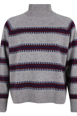 Danefæ Sweater Danetuba Heater Grey Danetuba sweater Merino uld Sweater er den perfekte valg til din efterårs- og vintergarderobe. Smuk grå farve med et fine mønster i bordeaux og blå.  100% merinould, der giver dig både komfortabelt og smart look på de kolde dage.  Sweateren har rund høj hals, hvilket giver et elegant udtryk og let at style med et par jeans eller nederdel. Holderden dejlig varm hele vinteren.