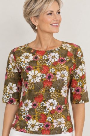 Dazzle Me Bluse 7ˋerne kaldte Oplev en bluse med et unikt og levende retro print, der kombinerer smukke nuancer i et harmonisk og iøjnefaldende design. Det feminine og festlige udtryk gør denne bluse til et oplagt valg til både hverdagsbrug og særlige lejligheder. Blusen er designet med en klassisk rund halsudskæring og 3/4 ærmer, som giver et let og luftigt look. Pasformen er behagelig og let figursyet, hvilket sikrer en flatterende silhuet og høj komfort. Materialet er åndbart og skabt til at give dig en følelse af velvære hele dagen. Style blusen med et par jeans for et afslappet og moderne udtryk, eller kombiner den med en nederdel for et mere sofistikeret og elegant look. Dazzle Me Bluse 70´erne Kaldte i bergænset antal,så skynd dig at sikre dig din favorit. Som altid er alle styles fra danske Dazzle Me fremstillet med omtanke og er Øko-Tex-certificerede.