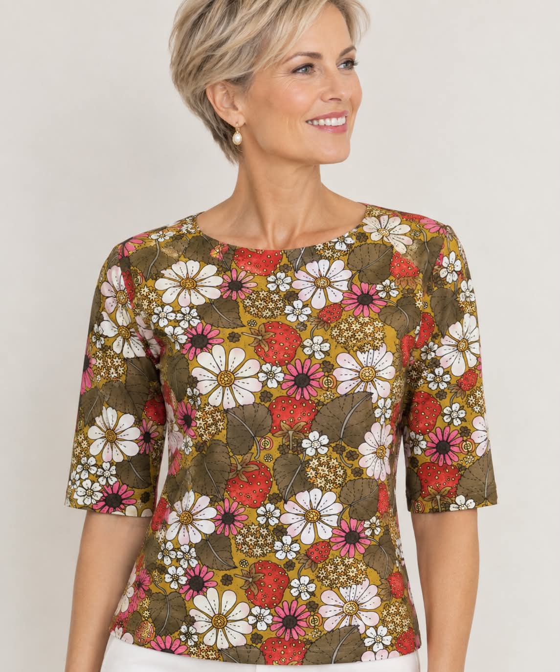 Dazzle Me Bluse 7ˋerne kaldte Oplev en bluse med et unikt og levende retro print, der kombinerer smukke nuancer i et harmonisk og iøjnefaldende design. Det feminine og festlige udtryk gør denne bluse til et oplagt valg til både hverdagsbrug og særlige lejligheder. Blusen er designet med en klassisk rund halsudskæring og 3/4 ærmer, som giver et let og luftigt look. Pasformen er behagelig og let figursyet, hvilket sikrer en flatterende silhuet og høj komfort. Materialet er åndbart og skabt til at give dig en følelse af velvære hele dagen. Style blusen med et par jeans for et afslappet og moderne udtryk, eller kombiner den med en nederdel for et mere sofistikeret og elegant look. Dazzle Me Bluse 70´erne Kaldte i bergænset antal,så skynd dig at sikre dig din favorit. Som altid er alle styles fra danske Dazzle Me fremstillet med omtanke og er Øko-Tex-certificerede.
