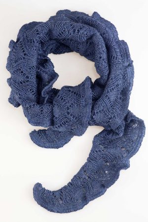 Invero Tørklæde Daisy Mini Jeans Oplev luksus og elegance med Invero Tørklæde Daisy Jeans– et eksklusivt tørklæde, der forener blødhed og skønhed i de mest betagende jeans farve. Det perfekte tilbehør til at løfte din kjole eller dit outfit med et strejf af sofistikeret stil. Tørklædet er strikket i en tidløs form af 100 % merino uld og fremstillet med stor omhu i Tyskland. Med sin udsøgte kvalitet og alsidighed er tørklædet ideelt til enhver lejlighed – fra hverdagens afslappede elegance til særlige begivenheder. De harmoniske mørkegrå efterårs farve og den uovertrufne komfort gør dette tørklæde til en uundværlig del af din garderobe. Mål ca. 120 cm x 14 cm