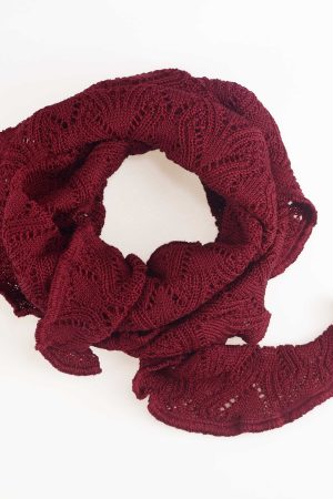 Invero Tørklæde Daisy Mini Bordeaux Oplev luksus og elegance med Invero Tørklæde Daisy bordeaux– et eksklusivt tørklæde, der forener blødhed og skønhed i de mest betagende farve. Det perfekte tilbehør til at løfte din kjole eller dit outfit med et strejf af sofistikeret stil. Tørklædet er strikket i en tidløs form af 100 % merino uld og fremstillet med stor omhu i Tyskland. Med sin udsøgte kvalitet og alsidighed er tørklædet ideelt til enhver lejlighed – fra hverdagens afslappede elegance til særlige begivenheder. De harmoniske mørkegrå efterårs farve og den uovertrufne komfort gør dette tørklæde til en uundværlig del af din garderobe. Mål ca. 120 cm x 14 cm