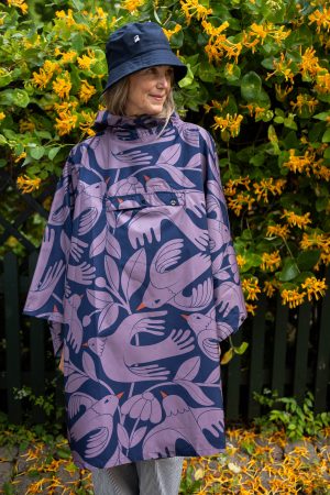 Danefæ Danepackit Rainponcho Birdieup Super smart regnponcho med hætte, der kan snøres ind, og er med funktionel lomme foran, som regnponchoen kan foldes sammen i. Når ponchoen er foldet sammen, kan den helt nemt medbringes på de dage, hvor vejret kan vvære ustabilt. Lommen på forsiden har et lille logo af en fin svane, som også kommer til syne, når ponchoen er foldet sammen. Regnponchoen har et fint mønster med fugle og et rummeligt design. Den fås i flere varianter med smukke mønstre. Den sammenfoldede poncho måler: 21 x 24 cm.