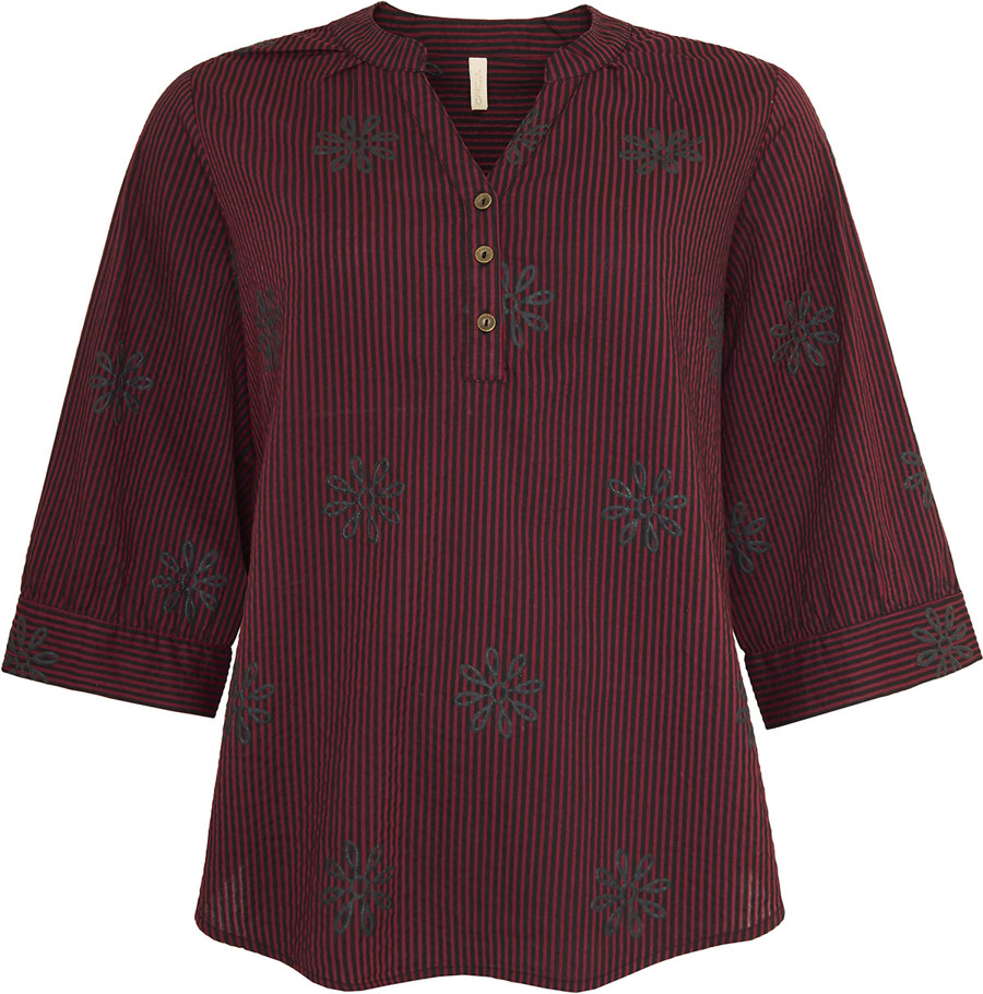 Ofelia Bluse Ella Bordeaux Combi. Ofelia Bluse Ella er lavet i 100% bomuld, hvilket gør den let og behagelig at have på hele dagen. Blusen er detaljeret med blomsterbroderi, 3/4 ærmer og manchetter, som tilsammen giver designet et elegant udtryk. Den løse pasform gør den velegnet til både hverdag og fest. De bordeaux/brune stribede nuancer gør den samtidig nem at kombinere med både lyse og mørke underdele. bliver det for kølig kan du nem tage en mech bluse på inden under eller en ensfarvet bomulds bluse.