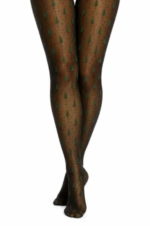 Pamela Mann Strømpebukser Juletræer Julen skal da tilføjes i din garderobe med disse Pamela Mann Strømpebukser Juletræer De har er sorte med motiver med grønne juletræer. Designet er inspireret af klassikere og kombinerer rene linjer med jordnære toner. Resultatet er et look, der føles både vintage og moderne. Det fine grønne juletræer giver en elegant, iøjnefaldende effekt. Samtidig gør det strømpebukserne til et alsidigt statement-stykke, der passer ubesværet til kjoler, nederdele, støvler og oversized strik. Uanset om du sammensætter et retro-inspireret outfit eller vil give hverdagsstilen et kunstnerisk touch, tilfører disse strømpebukser en sofistikeret blanding af farver og enkelhed. Pamela Mann Strømpebukser Juletræer er perfekte til brug i juletiden– uanset om du vil tilføje et farverigt twist til hverdagslooket eller skabe et iøjnefaldende outfit til en særlig lejlighed. Udforsk hele vores udvalg af strømpebukser på shoppen, og find din næste favorit.